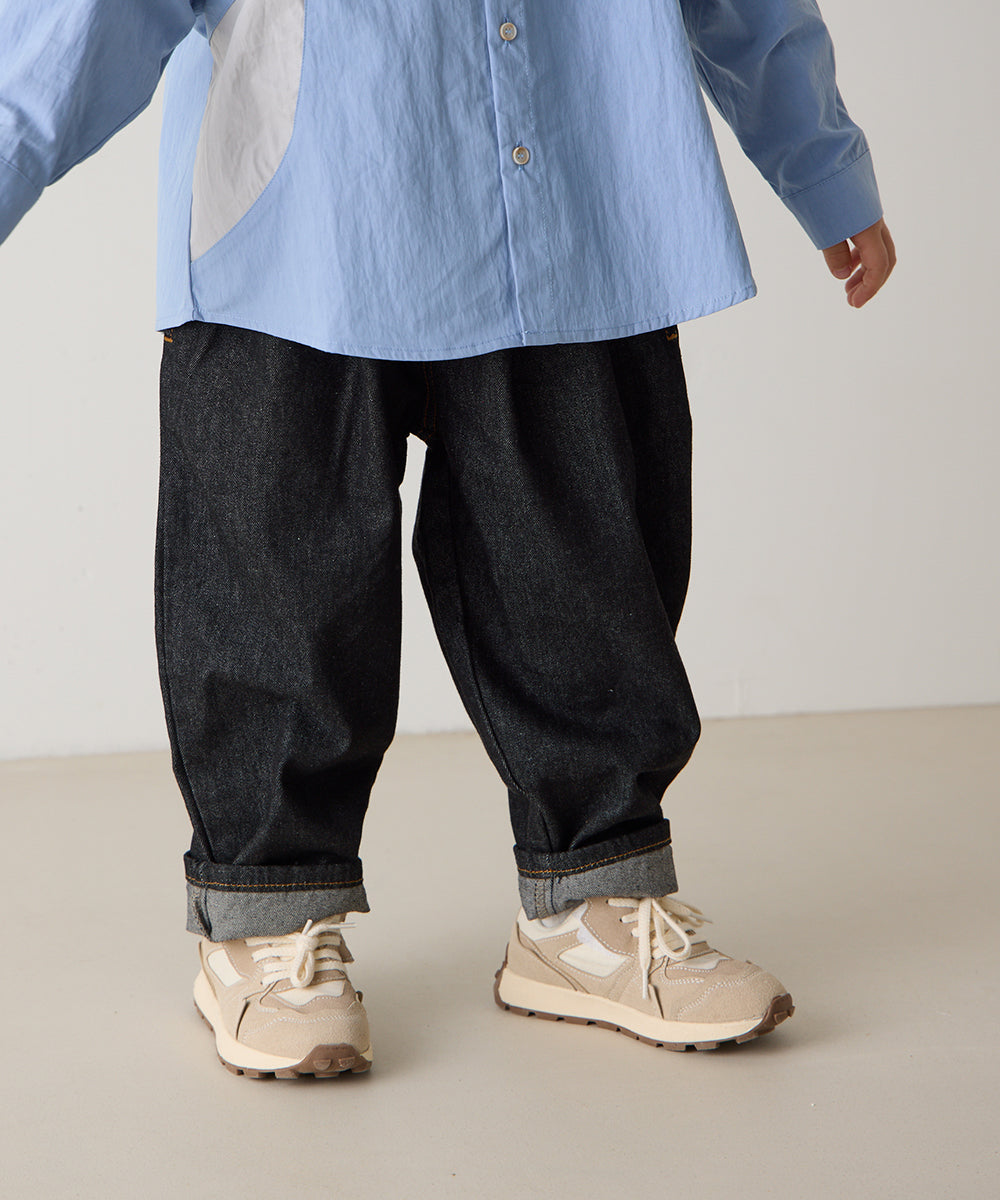 ブラックデニムテーパードパンツ