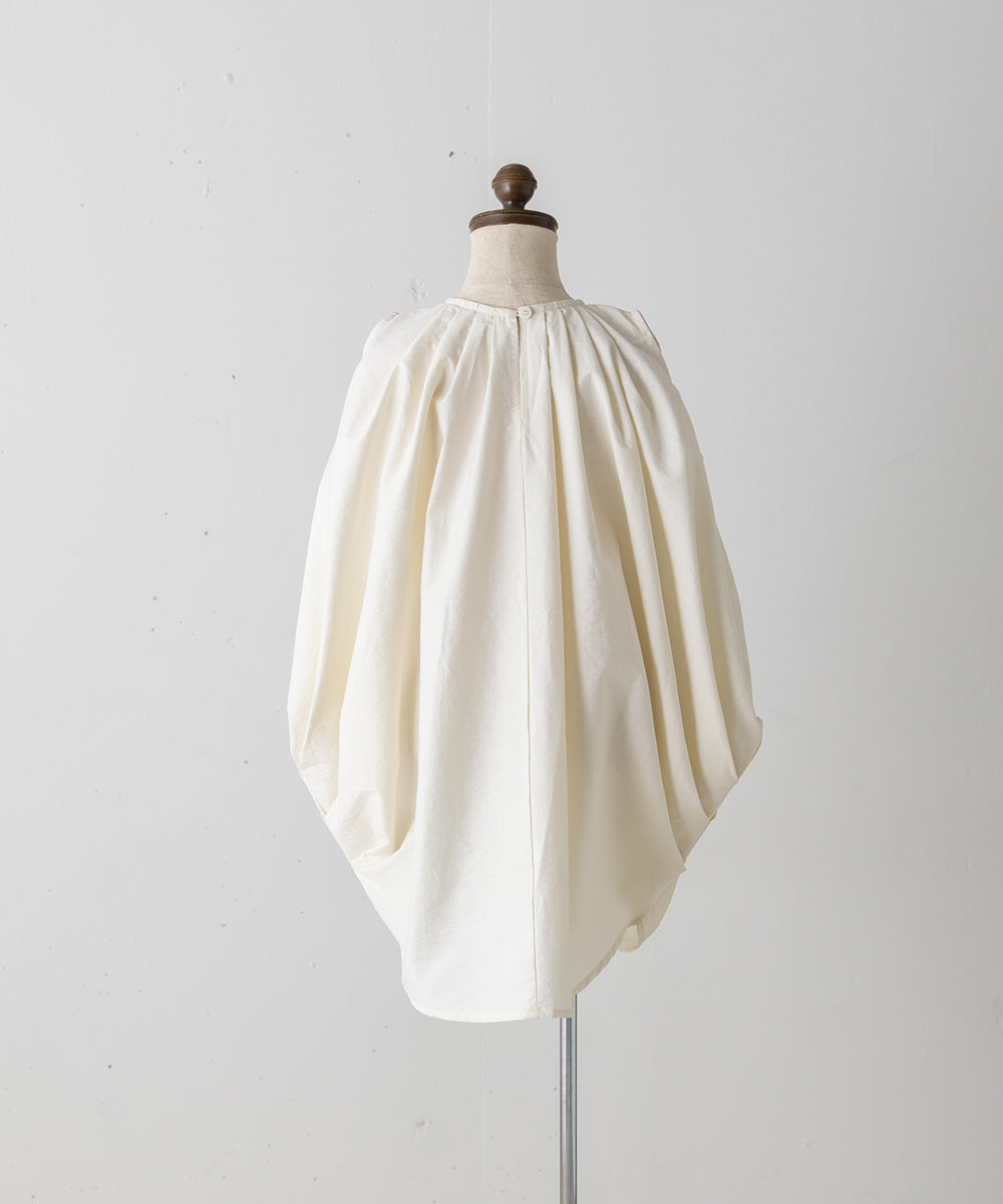 立体シルエットワンピース