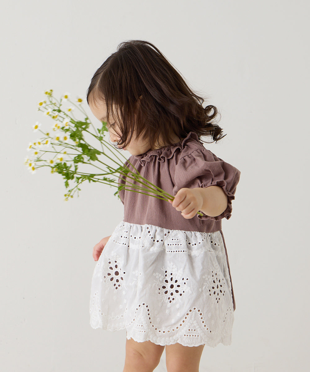 【リンク】スカラップレースエプロンベビーロンパース